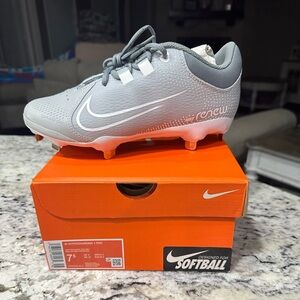 Girls/Womens Nike Gray and White Softball Cleats